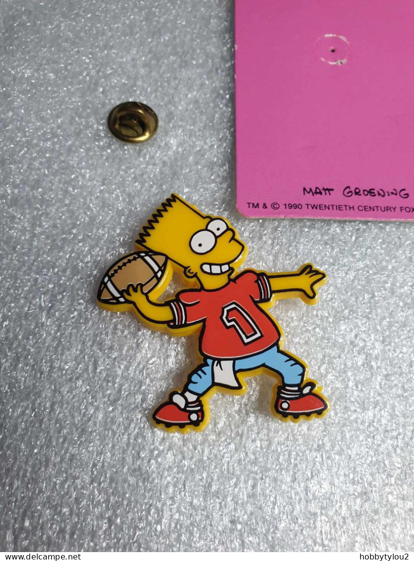 Pin's The Simpson's - Matt Groening 1990 Pin's En Plastique Sur Carton Fuschia (9.4 X 5.4 Cm) - Kino