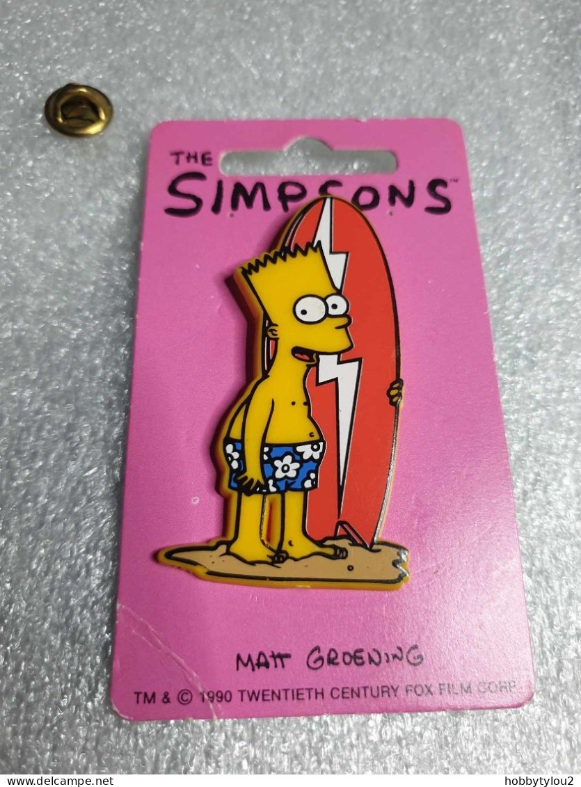 Pin's The Simpson's - Matt Groening 1990 Pin's En Plastique Sur Carton Fuschia (9.4 X 5.4 Cm) - Cinéma