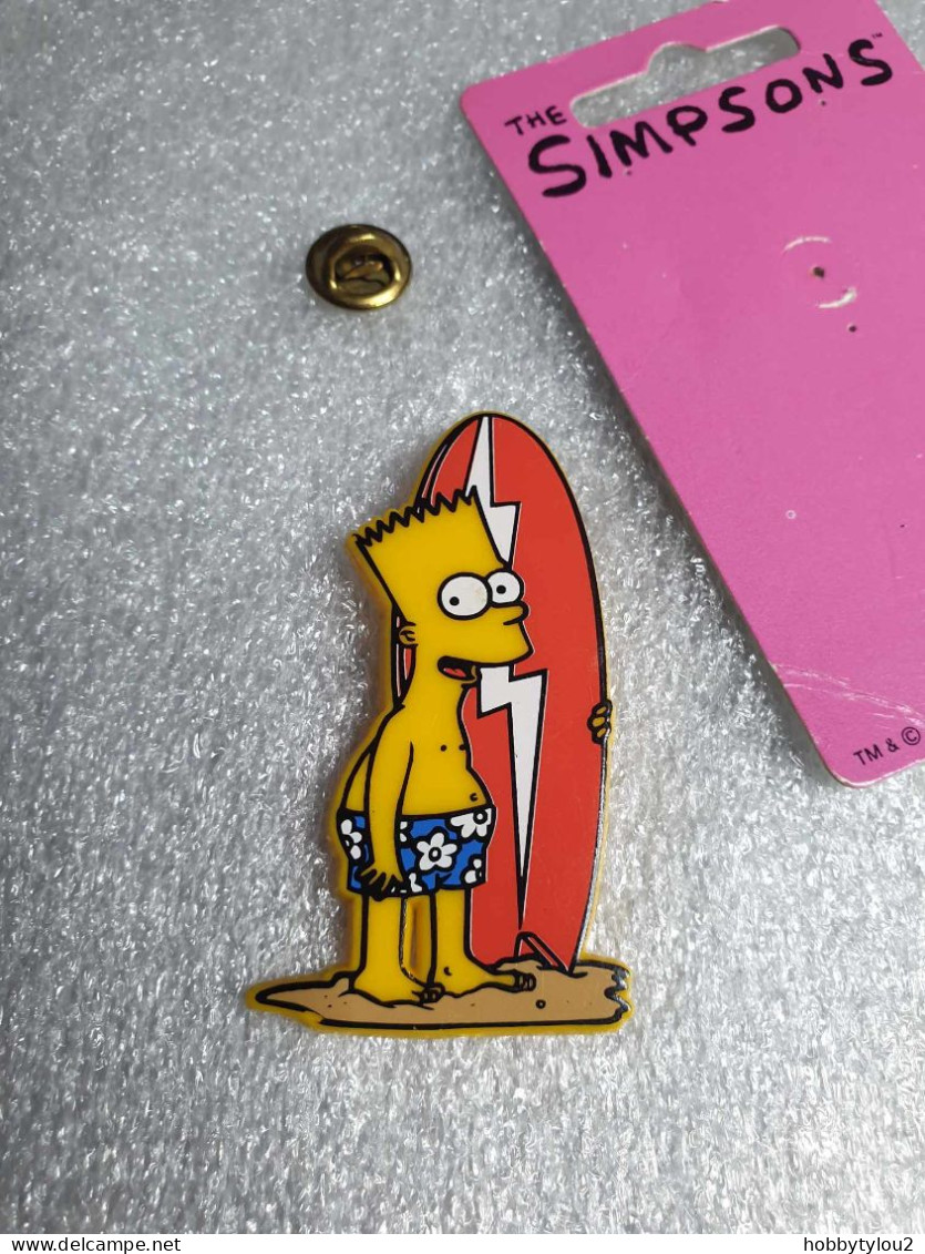 Pin's The Simpson's - Matt Groening 1990 Pin's En Plastique Sur Carton Fuschia (9.4 X 5.4 Cm) - Cinema