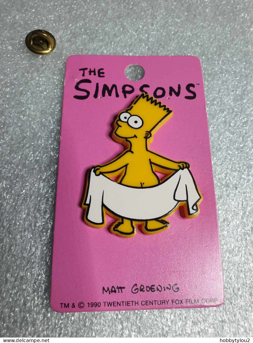 Pin's The Simpson's - Matt Groening 1990 Pin's En Plastique Sur Carton Fuschia (9.4 X 5.4 Cm) - Filmmanie