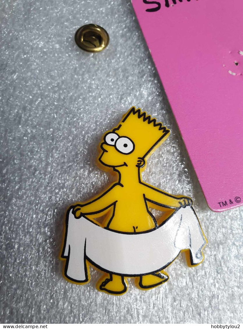 Pin's The Simpson's - Matt Groening 1990 Pin's En Plastique Sur Carton Fuschia (9.4 X 5.4 Cm) - Cinéma