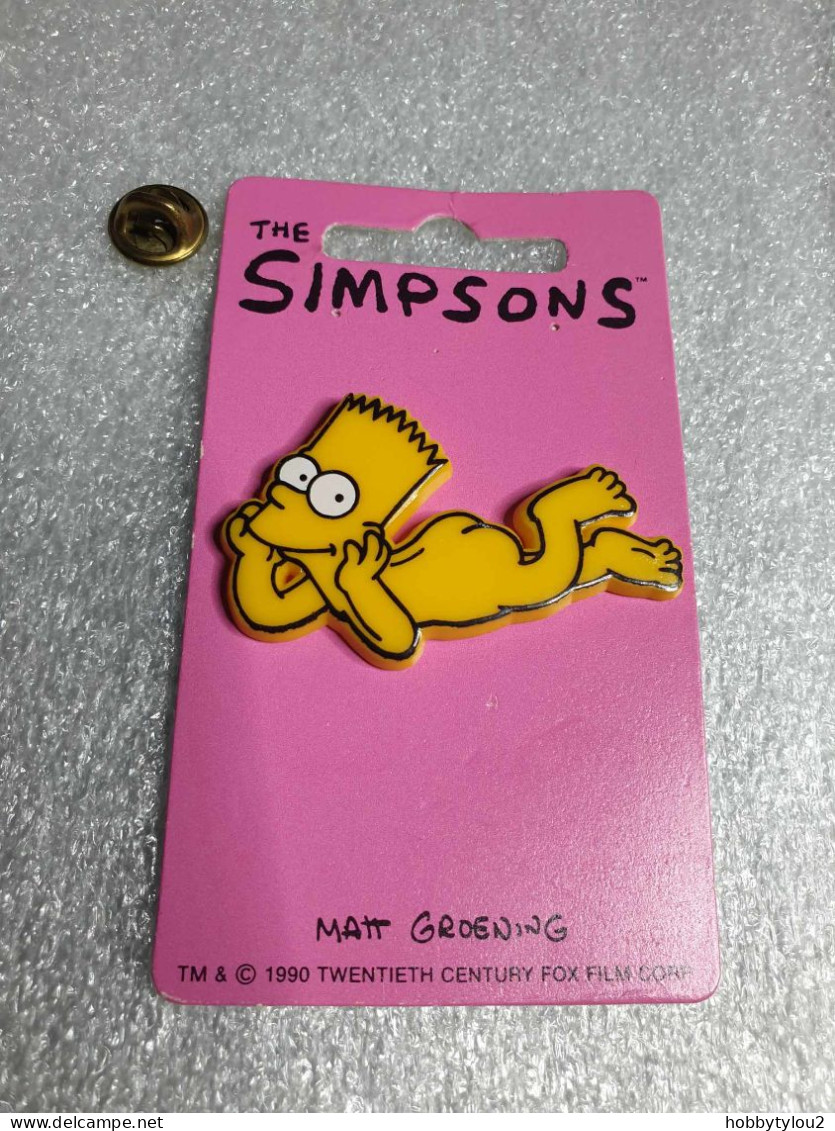 Pin's The Simpson's - Matt Groening 1990 Pin's En Plastique Sur Carton Fuschia (9.4 X 5.4 Cm) - Cinéma