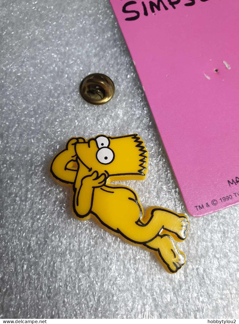 Pin's The Simpson's - Matt Groening 1990 Pin's En Plastique Sur Carton Fuschia (9.4 X 5.4 Cm) - Cinema