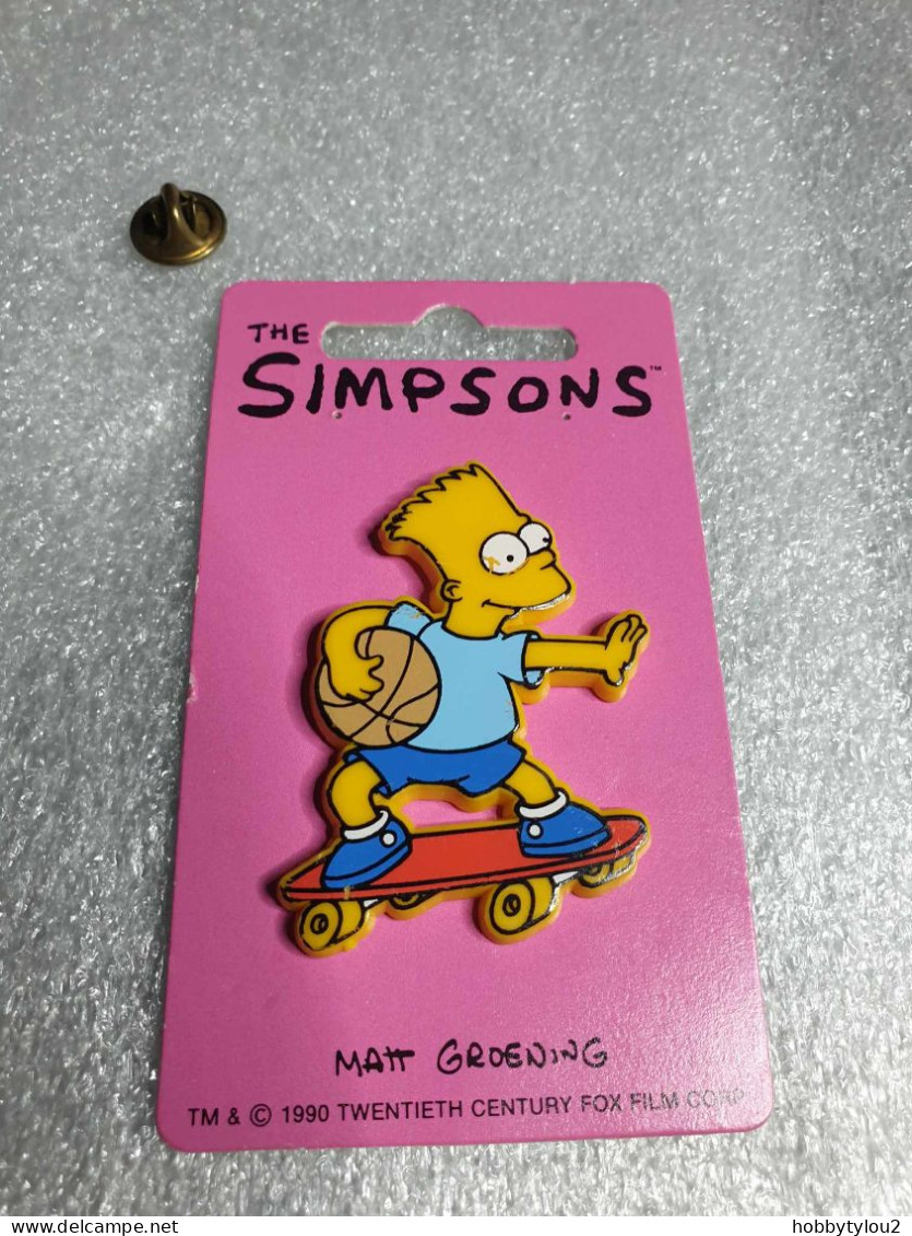 Pin's The Simpson's - Matt Groening 1990 Pin's En Plastique Sur Carton Fuschia (9.4 X 5.4 Cm) - Filmmanie