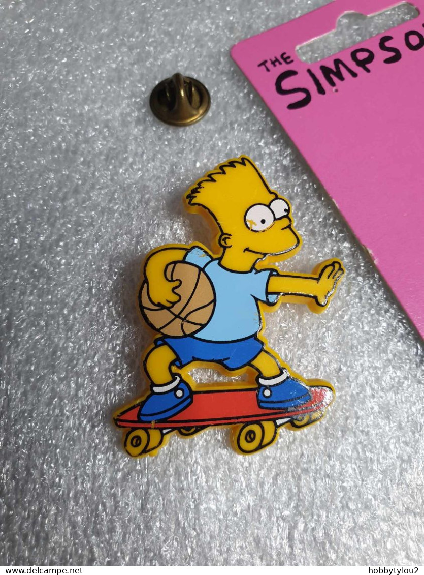 Pin's The Simpson's - Matt Groening 1990 Pin's En Plastique Sur Carton Fuschia (9.4 X 5.4 Cm) - Filmmanie