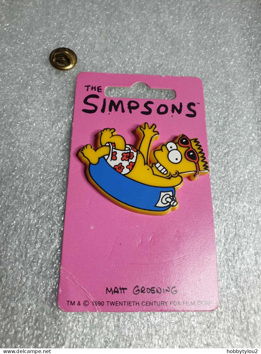 Pin's The Simpson's - Matt Groening 1990 Pin's En Plastique Sur Carton Fuschia (9.4 X 5.4 Cm) - Films