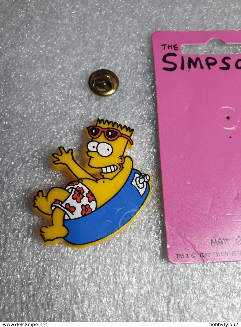 Pin's The Simpson's - Matt Groening 1990 Pin's En Plastique Sur Carton Fuschia (9.4 X 5.4 Cm) - Filmmanie