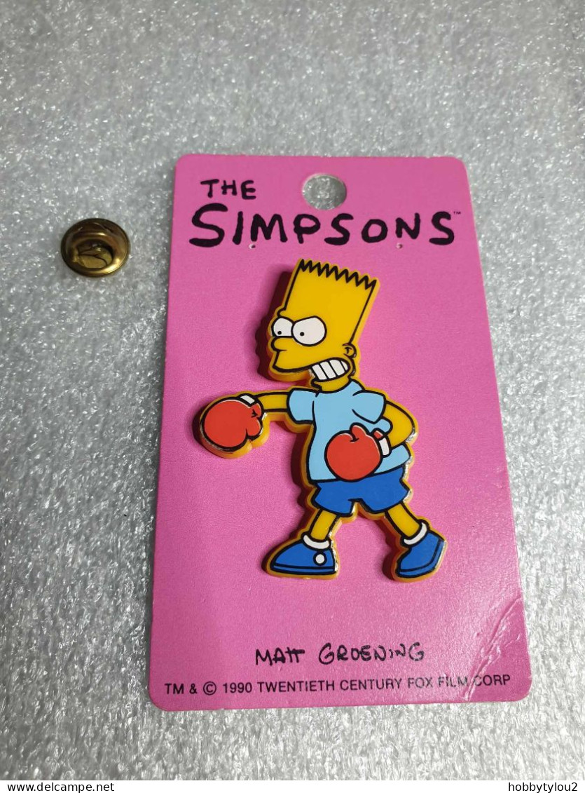 Pin's The Simpson's - Matt Groening 1990 Pin's En Plastique Sur Carton Fuschia (9.4 X 5.4 Cm) - Cinema