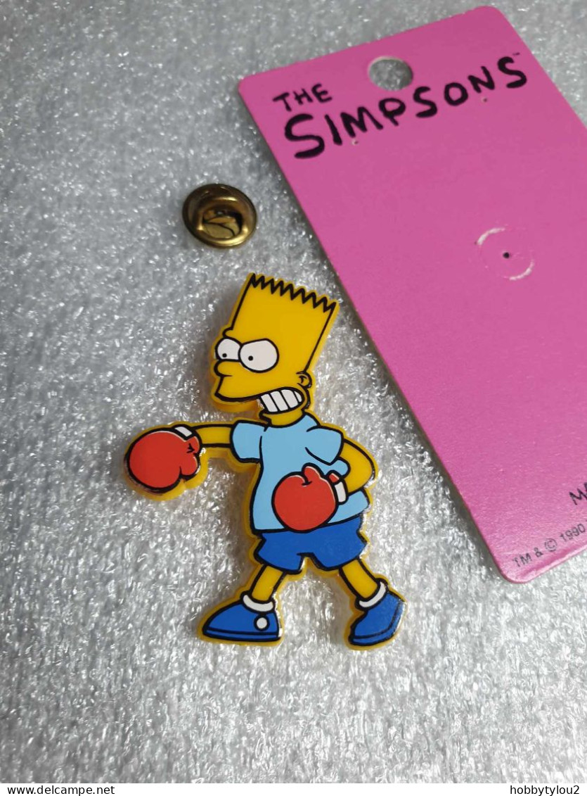 Pin's The Simpson's - Matt Groening 1990 Pin's En Plastique Sur Carton Fuschia (9.4 X 5.4 Cm) - Films