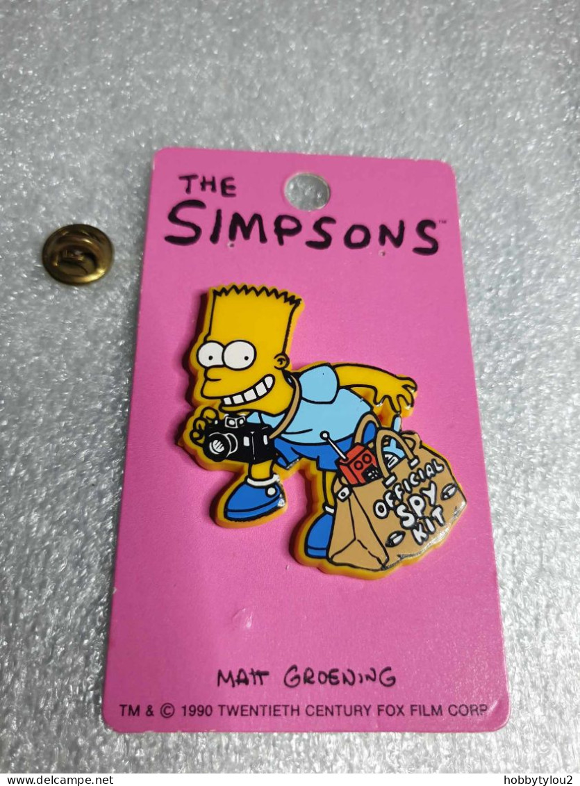 Pin's The Simpson's - Matt Groening 1990 Pin's En Plastique Sur Carton Fuschia (9.4 X 5.4 Cm) - Cinéma