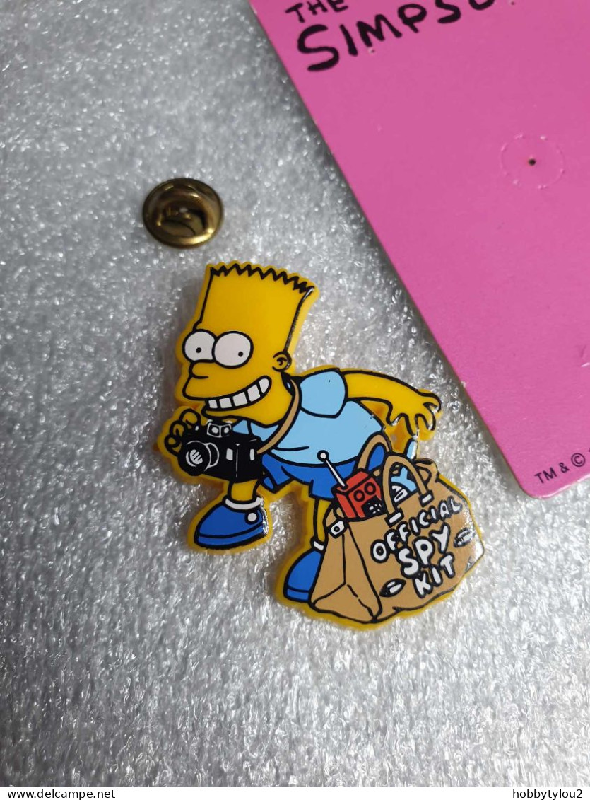 Pin's The Simpson's - Matt Groening 1990 Pin's En Plastique Sur Carton Fuschia (9.4 X 5.4 Cm) - Cinéma