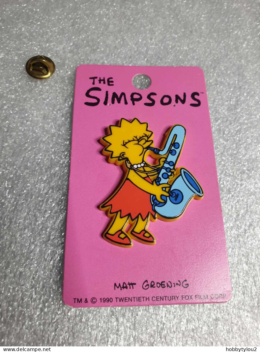 Pin's The Simpson's - Matt Groening 1990 Pin's En Plastique Sur Carton Fuschia (9.4 X 5.4 Cm) - Filmmanie