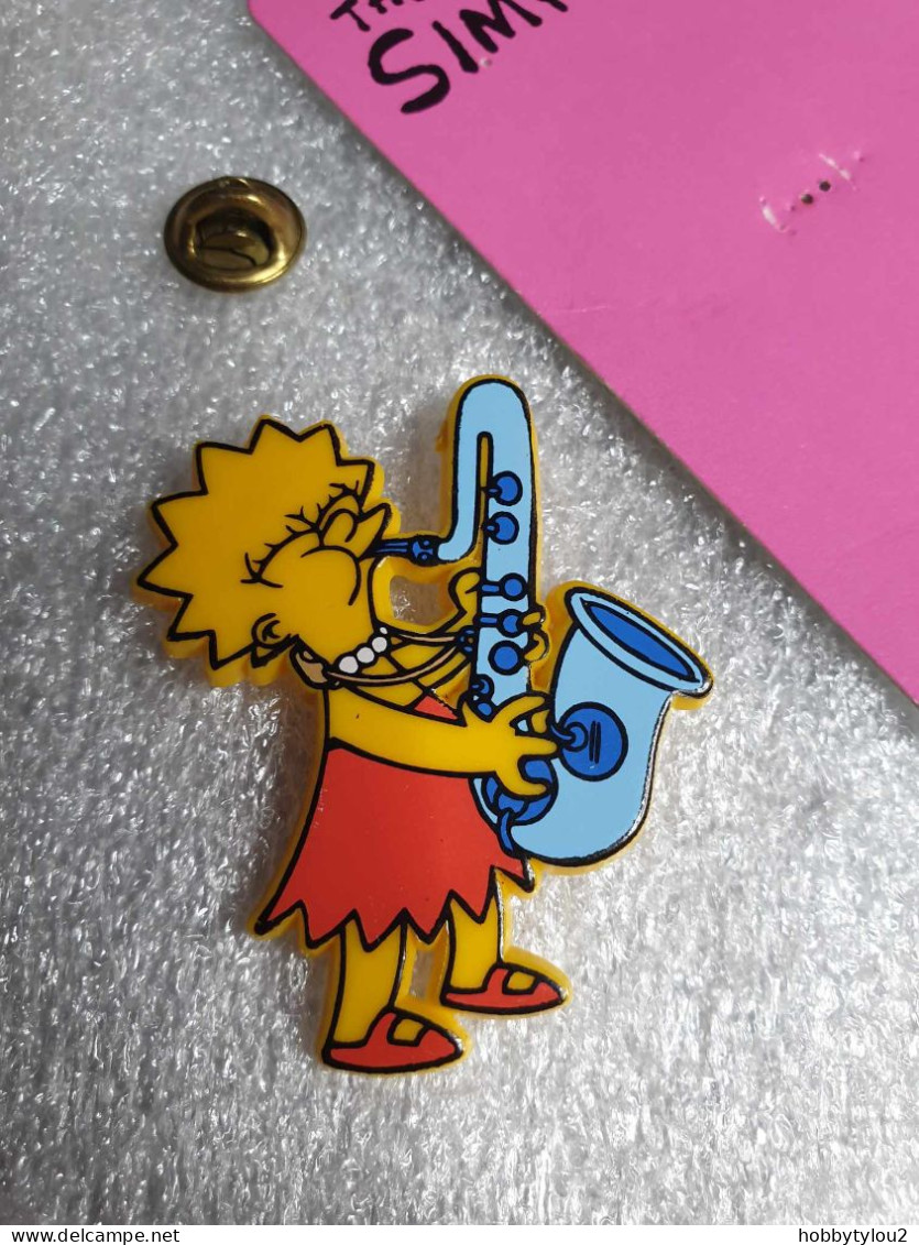 Pin's The Simpson's - Matt Groening 1990 Pin's En Plastique Sur Carton Fuschia (9.4 X 5.4 Cm) - Filmmanie