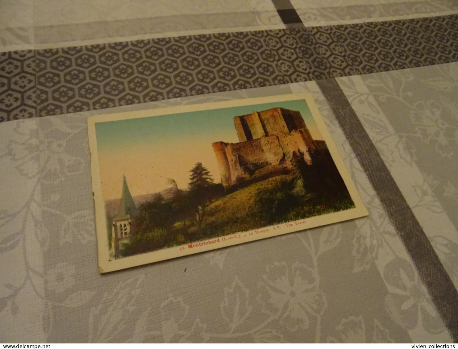 Collection de cartes du Loir et Cher dans un bel album robuste et en très bon état nombreuses belles animations villages