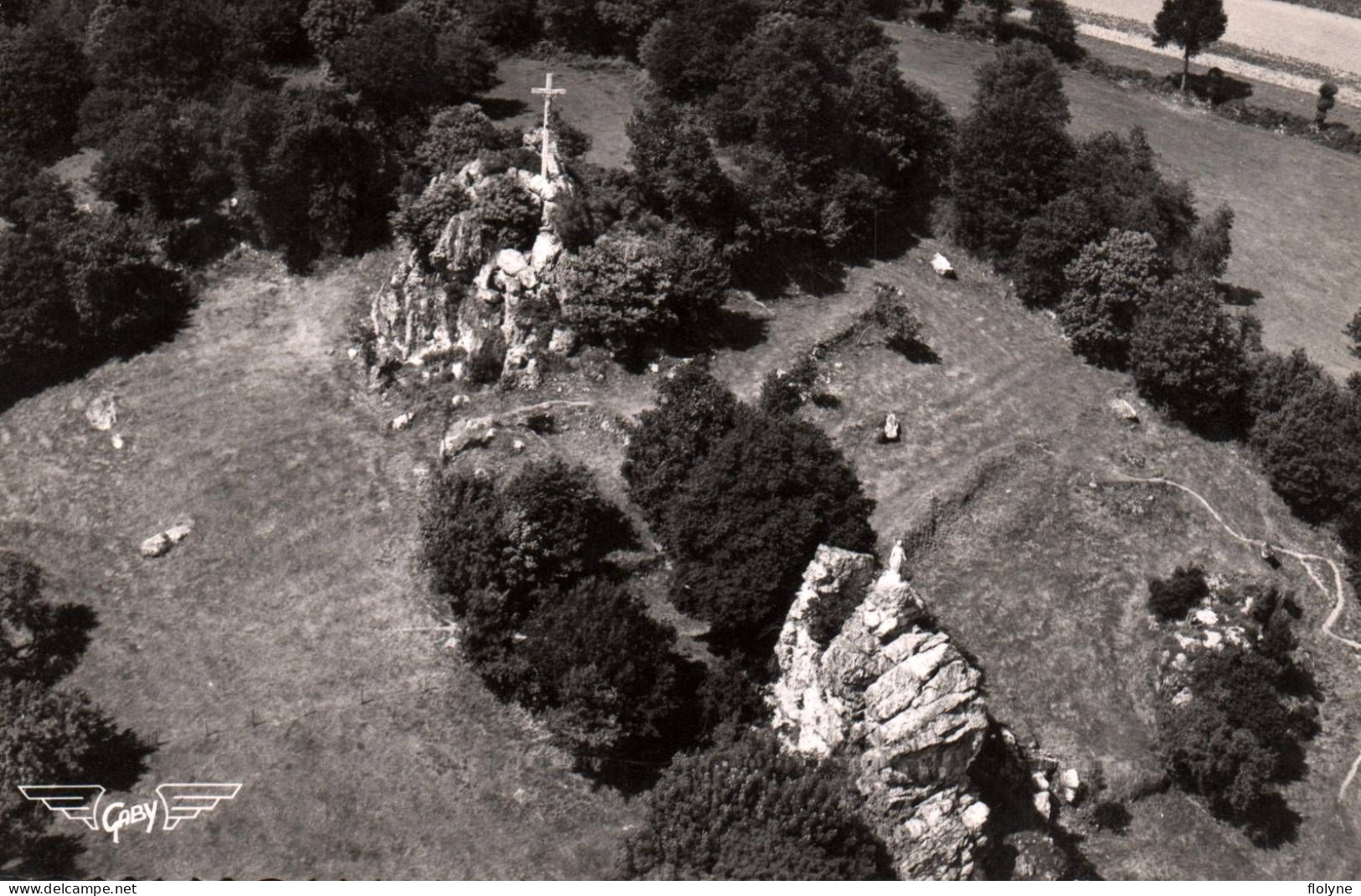 Chailland - Vue Aérienne Sur Le Calvaire Et Le Rocher De La Vierge - Chailland