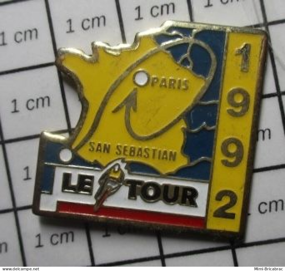 413b Pin's Pins / Beau Et Rare / THEME SPORTS / CYCLISME Grand Pin's PARCOURS DU TOUR DE FRANCE 1992 SAN SEBASTIAN PARIS - Cyclisme