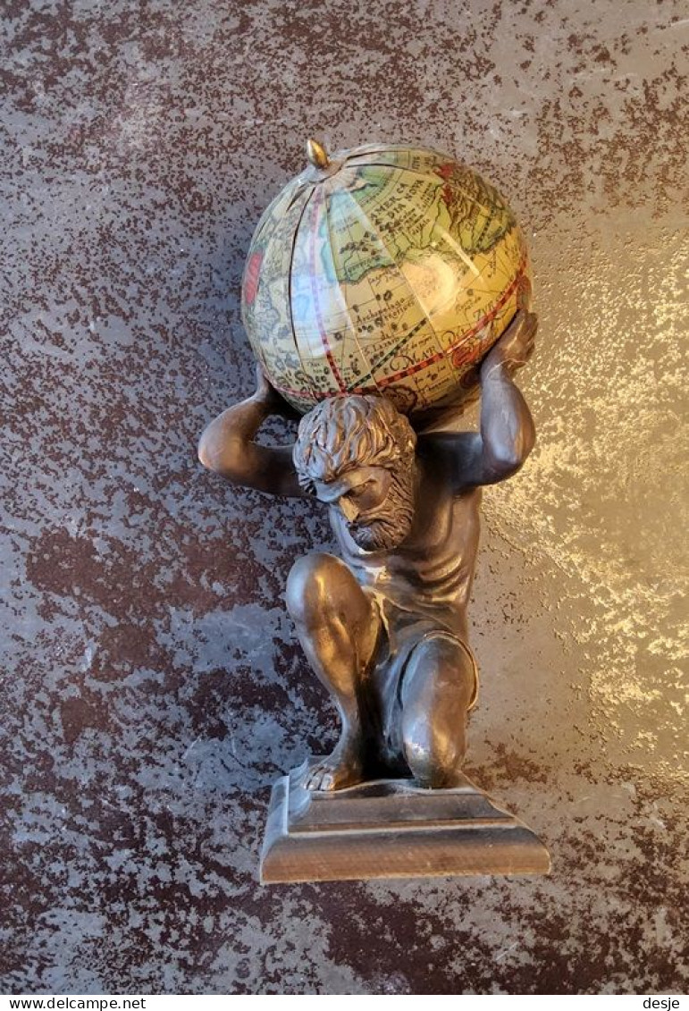 Atlas Draagt De Wereld - Brons