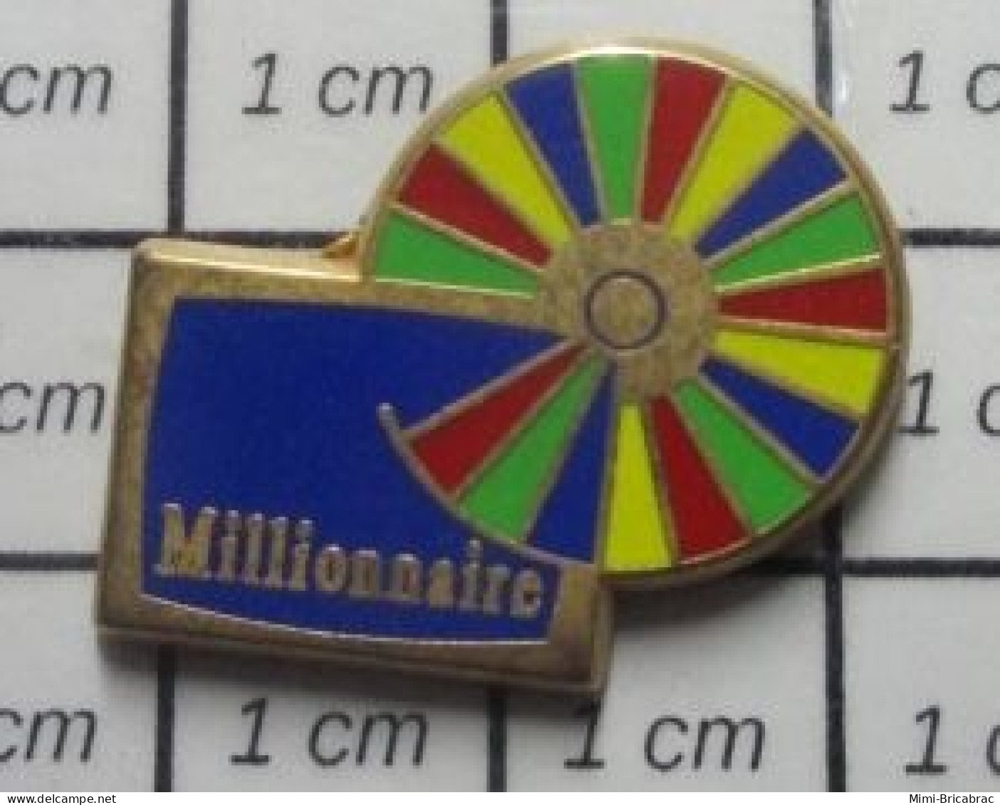 413B Pin's Pins / Beau Et Rare / THEME JEUX / ROUE DE LA FORTUNE MILLIONNAIRE Par DECAT - Casinos