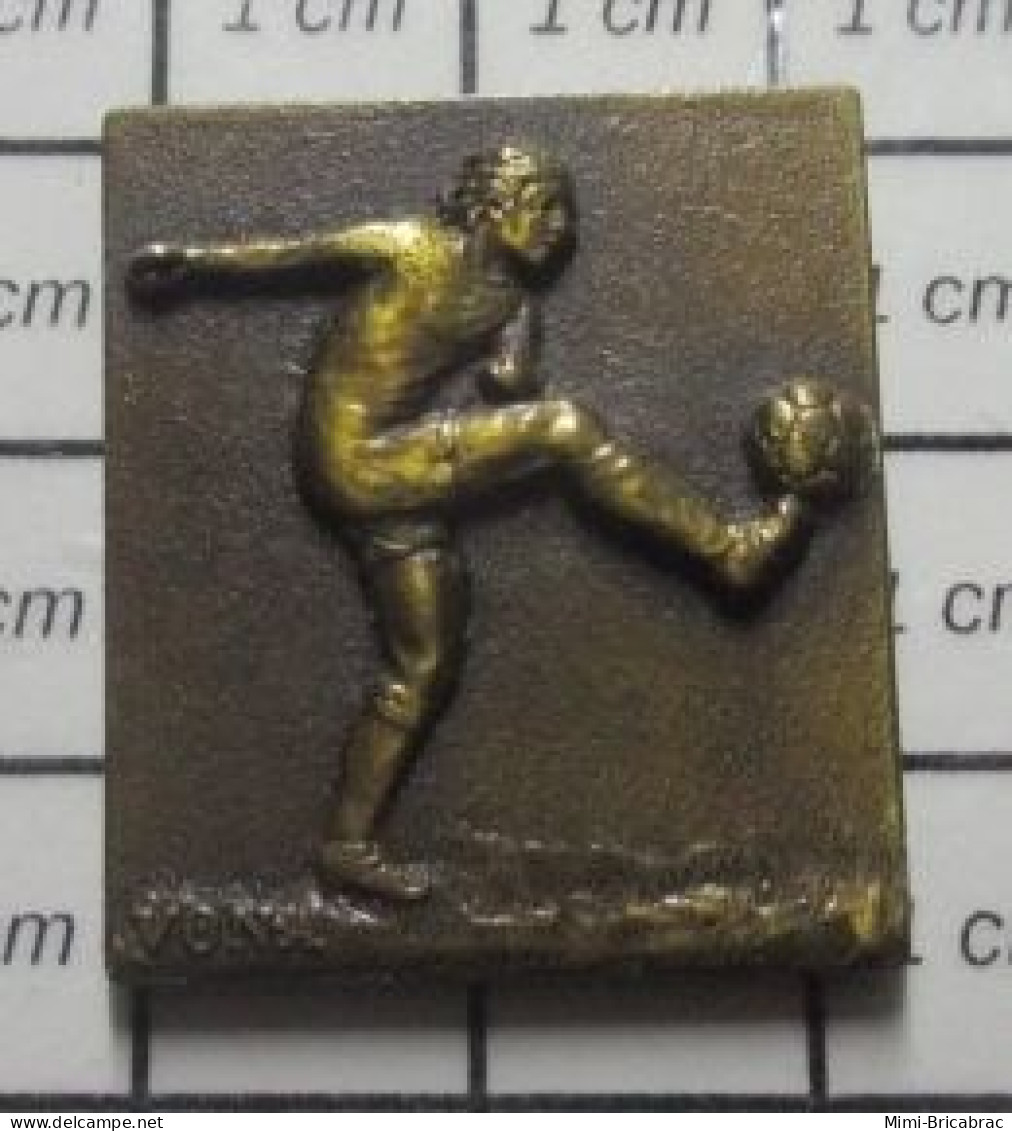 413B Pin's Pins / Beau Et Rare / SPORTS / FOOTBALL FOOTBALLEUR EN RELIEF GRAND PIN'S - Football