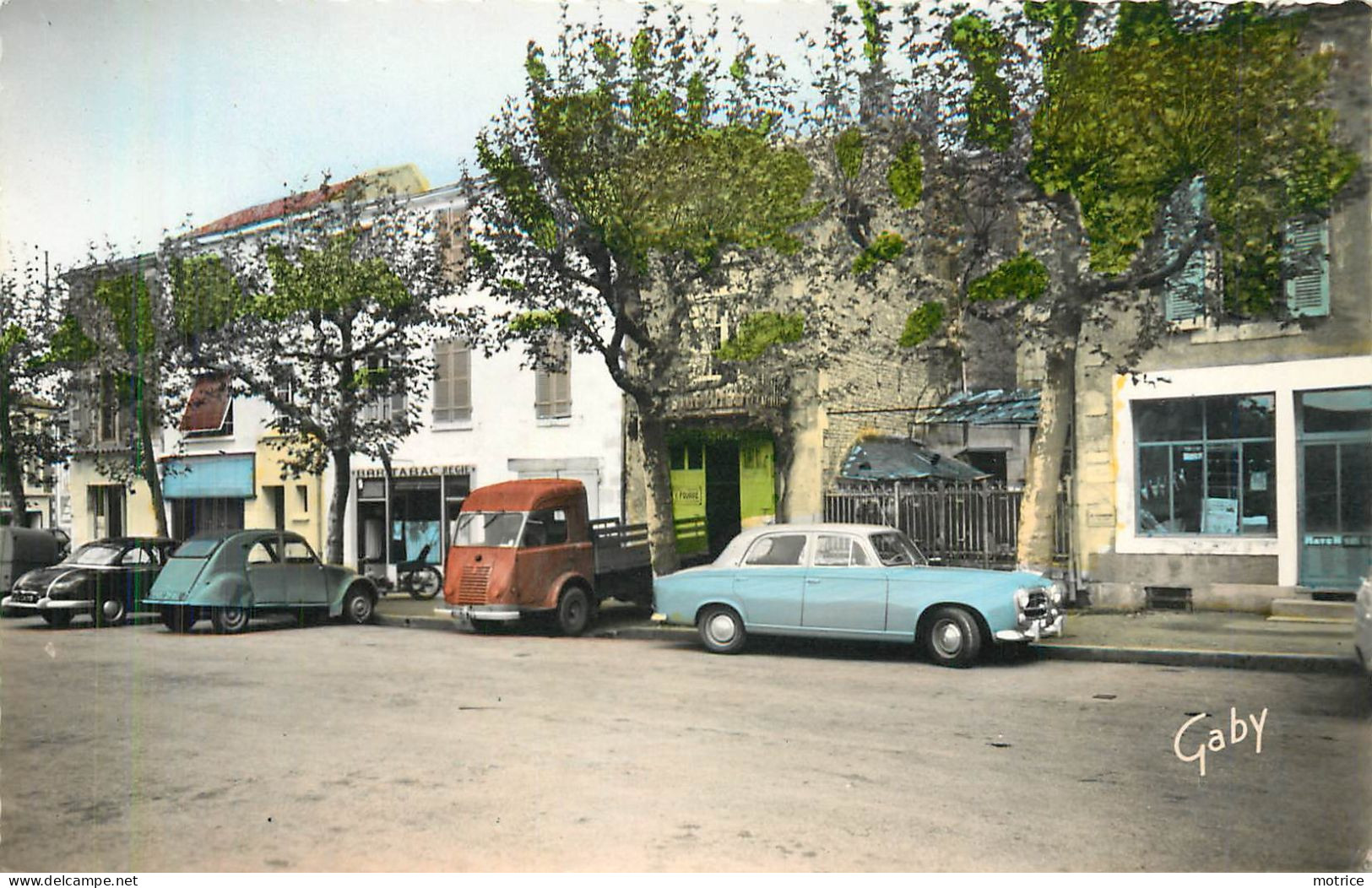 COULONGE SUR L'AUTISE - Place Du Château, Voitures Années 60. - Coulonges-sur-l'Autize