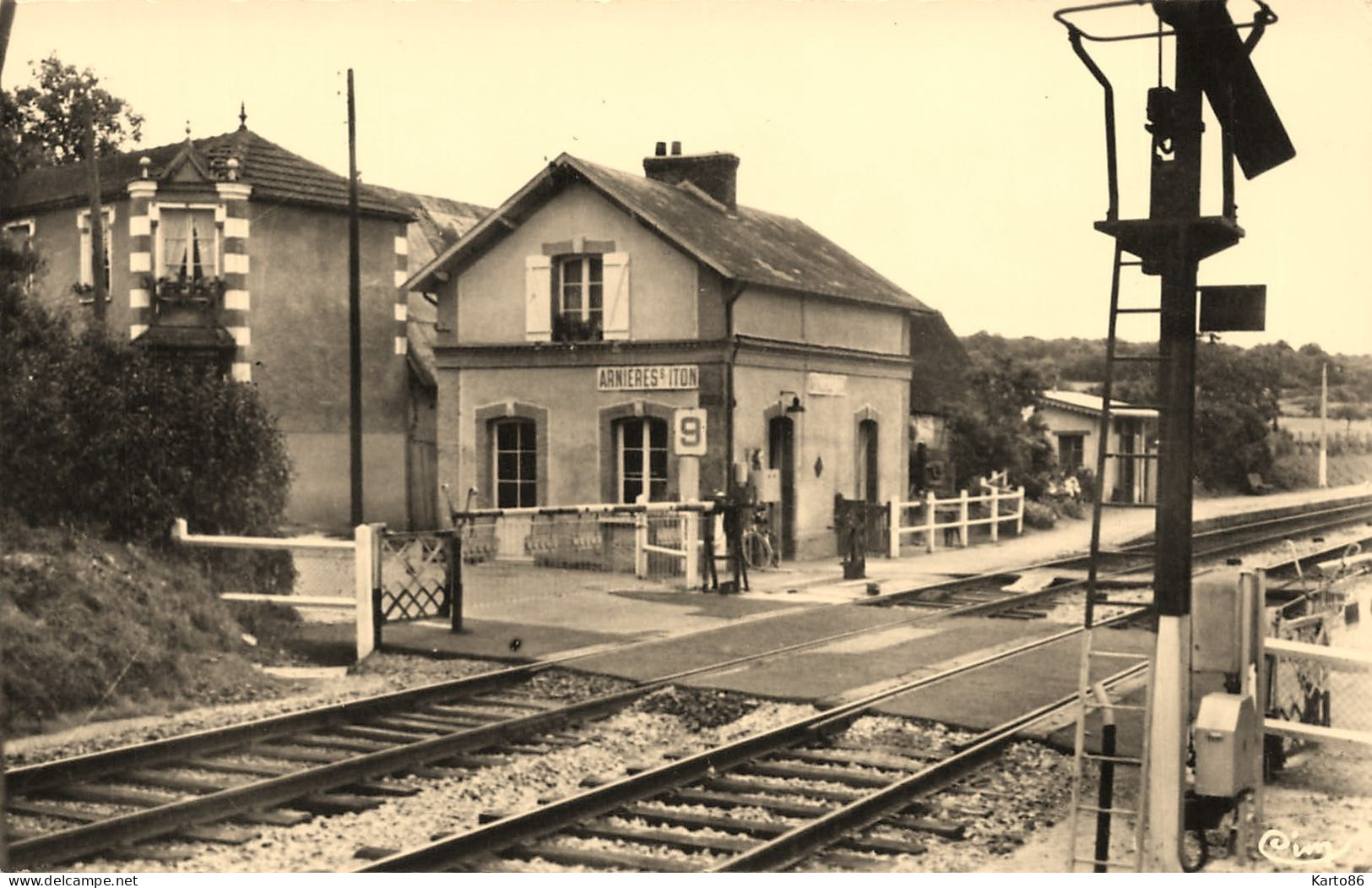 Arnières Sur Iton * La Gare * Passage à Niveau Ligne Chemin De Fer Eure - Arnières