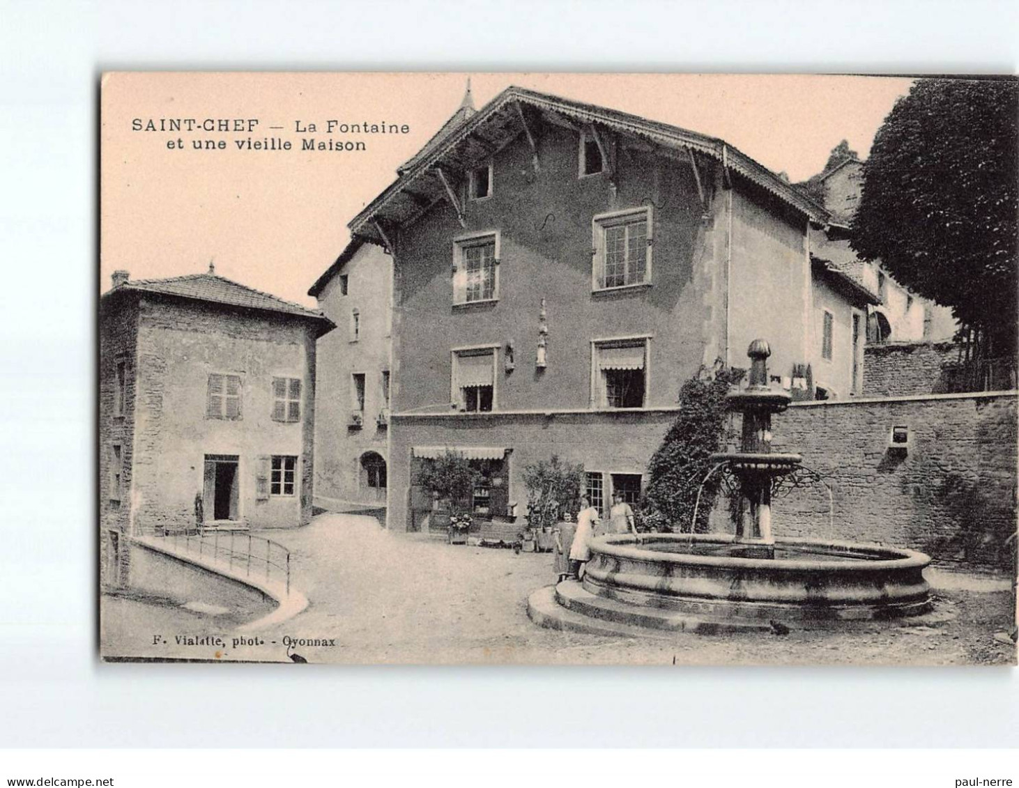 ST CHEF : La Fontaine Et Une Vieille Maison - Très Bon état - Saint-Chef