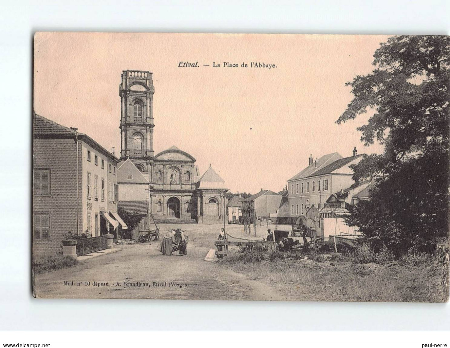 ETIVAL : La Place De L'Abbaye - état - Etival Clairefontaine