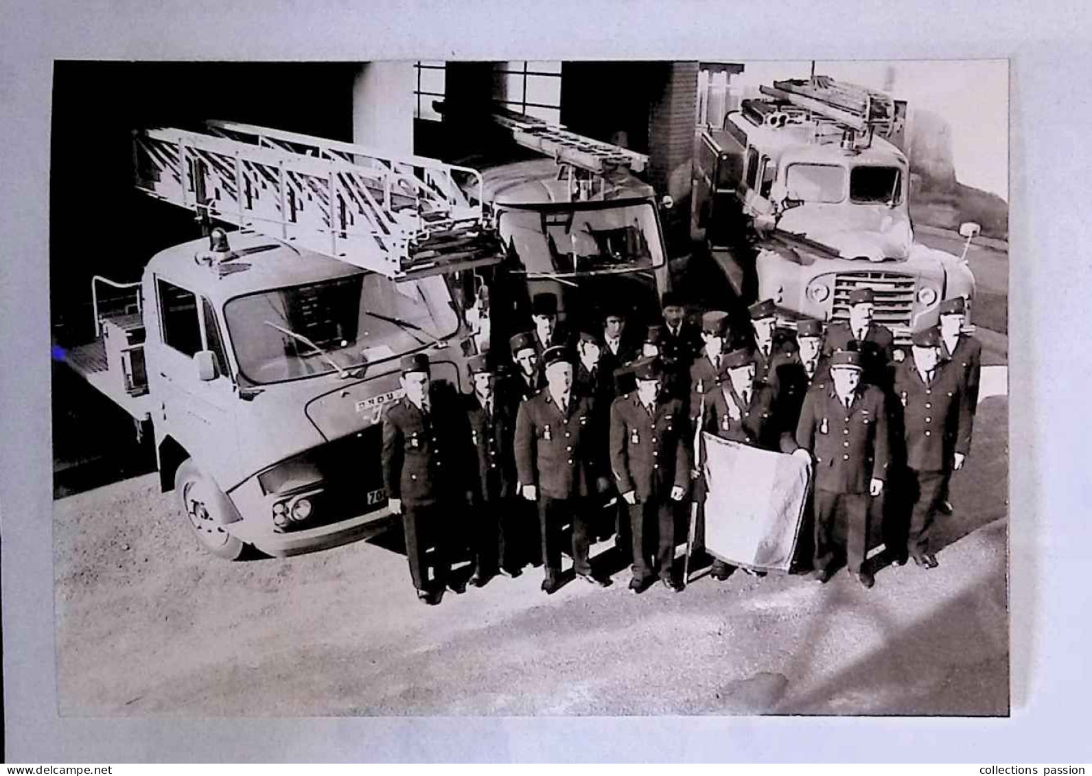 JC, Photographie, 03, GANNAT, Caserne Des Sapeurs Pompiers, Automobiles, Camions, Drapeau - Automobiles