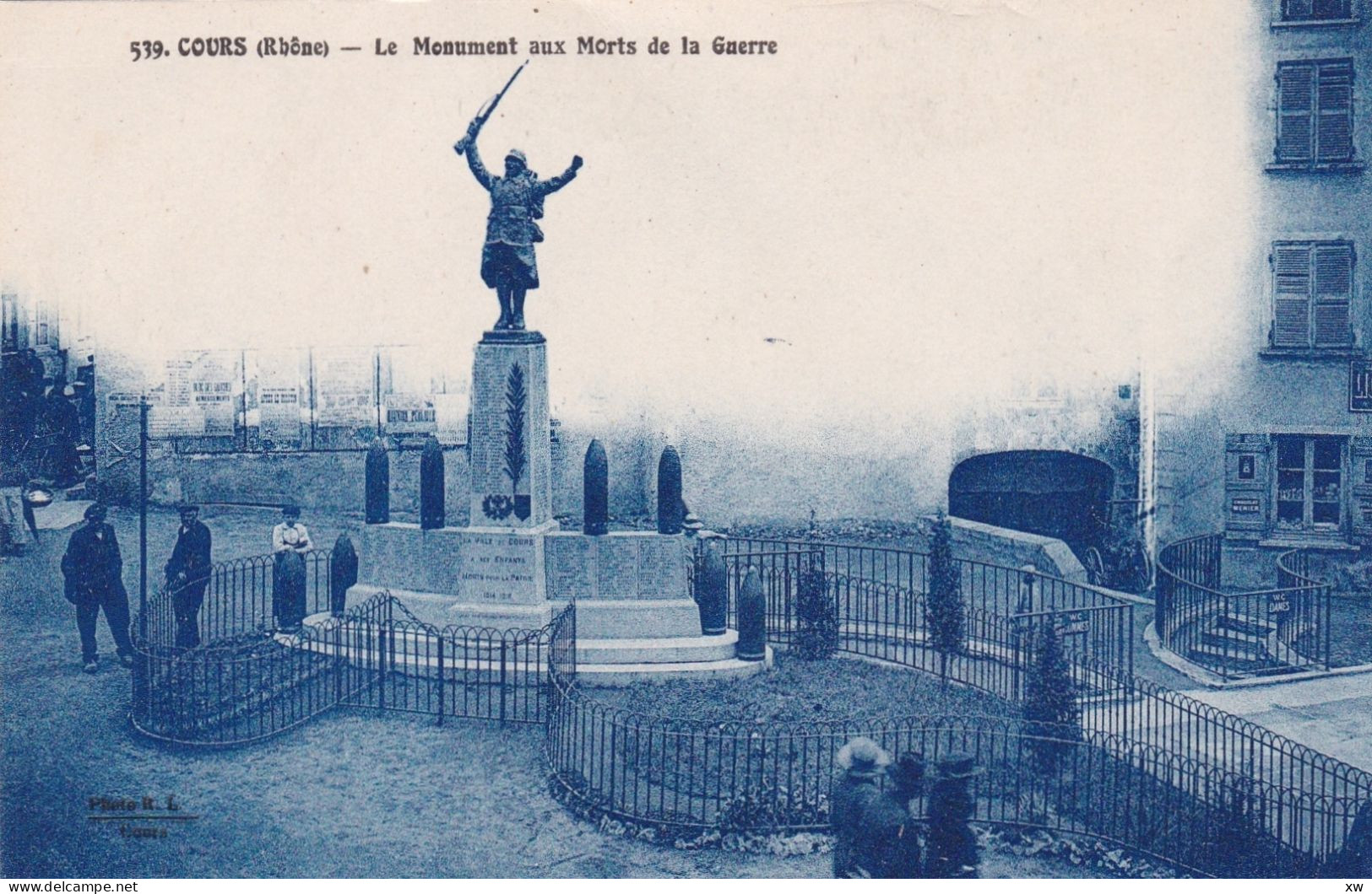 COURS-LA-VILLE -69- Le Monument Aux Morts De La Guerre - Animation - A 17475/76 - Cours-la-Ville