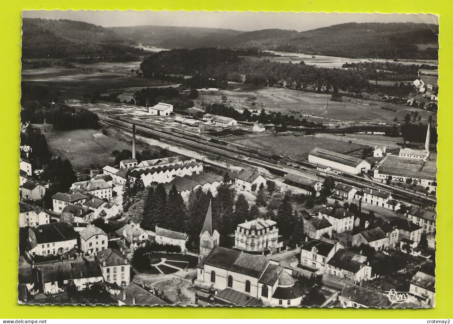 88 ARCHES N°10383 Vue Aérienne Le Centre Du Pays En 1959 Voies Ferrées TRAINS Wagons Grue - Arches