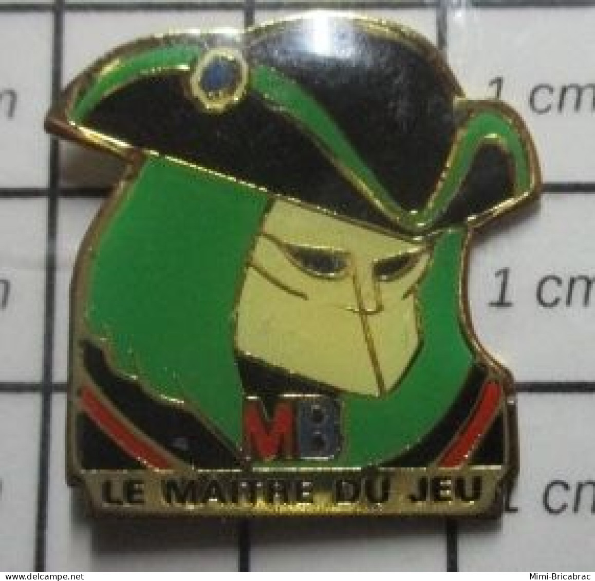 613e Pin's Pins / Beau Et Rare / THEME : JEUX / MB LE MAITRE DU JEU HOMME MASQUé AVEC CHAPEAU JEUX DE SOCIETE - Giochi