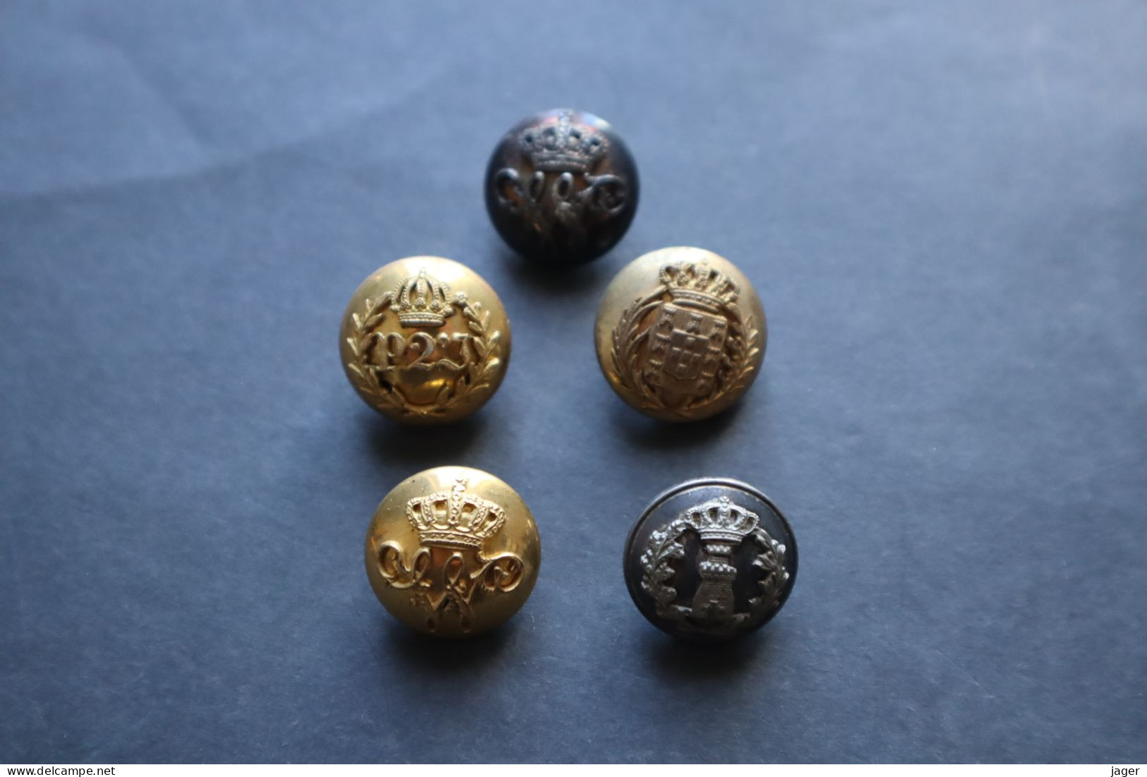 5 Boutons Anciens Avec  Couronnes Blasons Monogrammes   Fin XIX° 5 Modèles Différents  Pays ? - Boutons