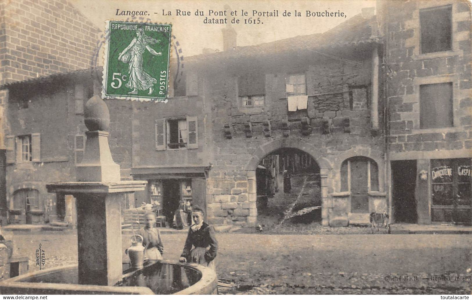 CPA 43 LANGEAC LA RUE DU PONT ET LE PORTAIL DE LA BOUCHERIE - Langeac