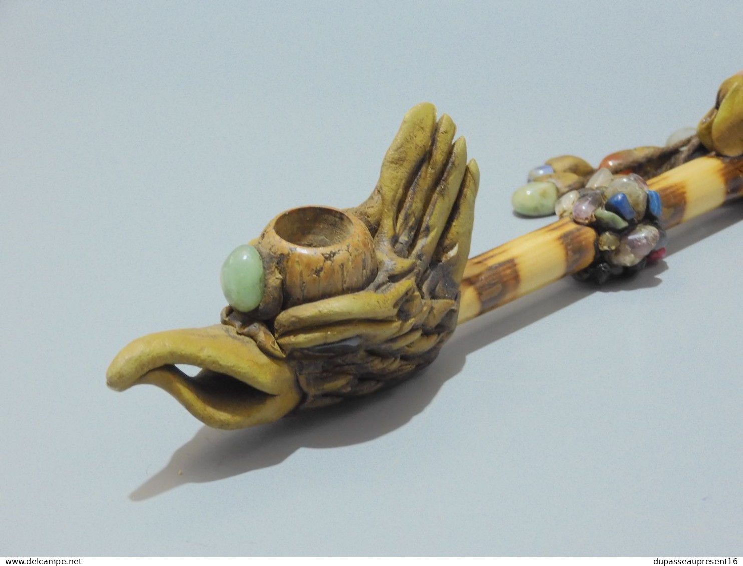 -ANCIENNE PIPE en BAMBOU et PIERRES COLOREES  tête résine déco collection    E