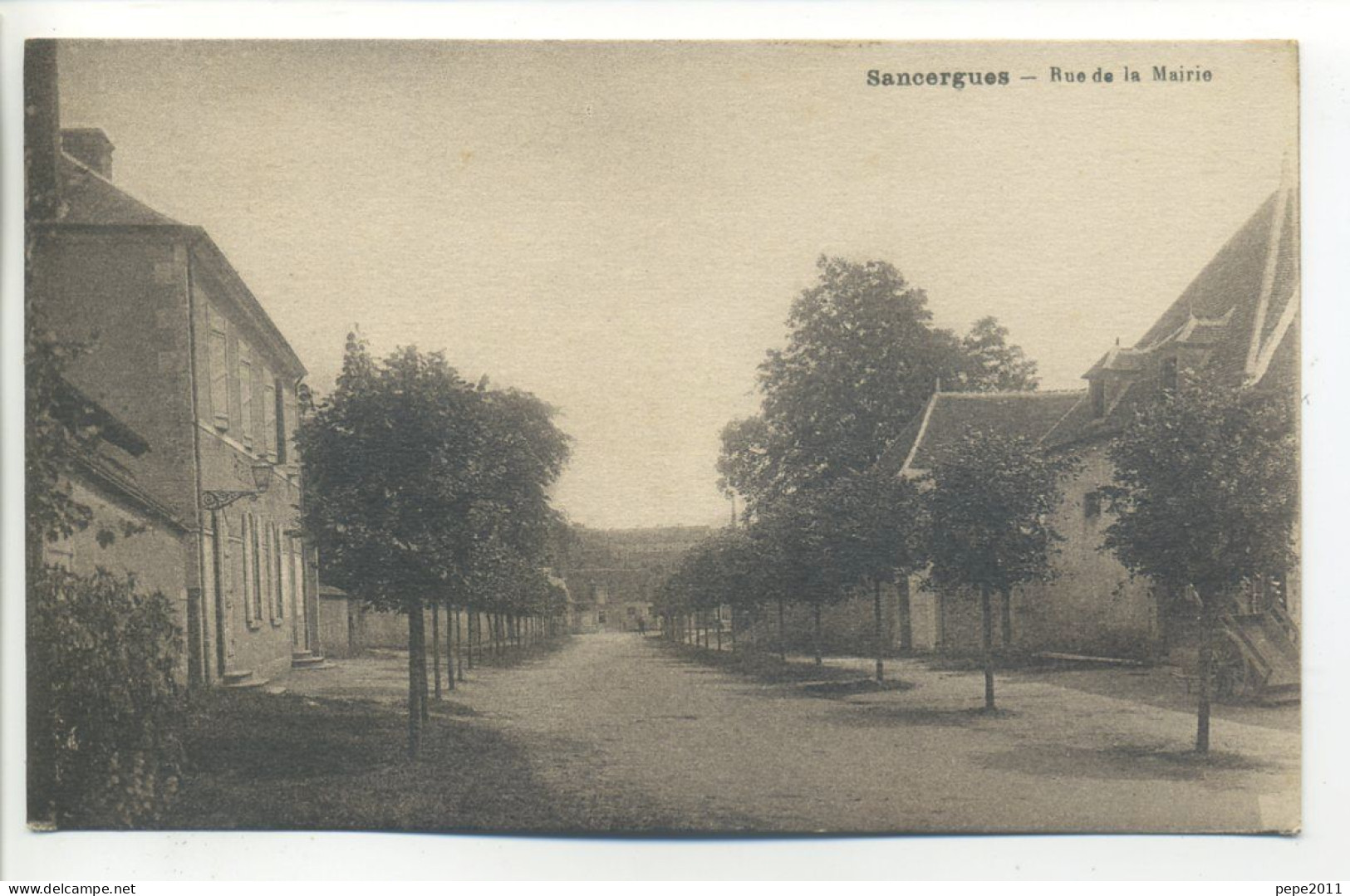 CPA (18 Cher) - SANCERGUES  - Rue De La Mairie - Vue Peu Commune - Sancergues