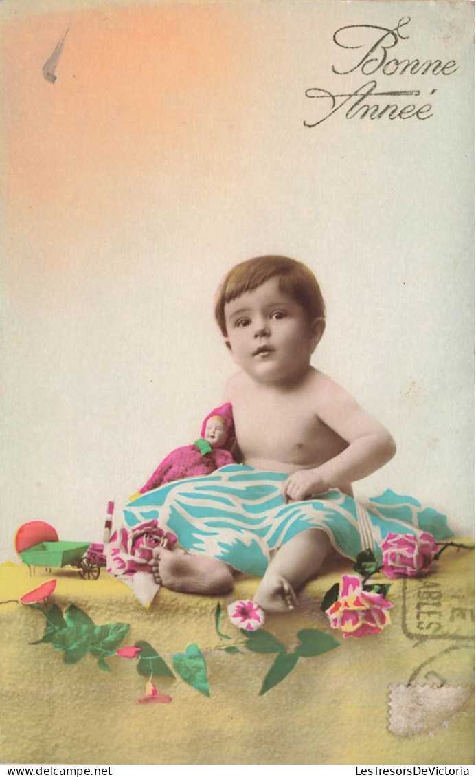 FANTAISIE - Bébé - Bonne Année - Bébé Avec Une Poupée Et Une Couverture - Carte Postale Ancienne - Bébés