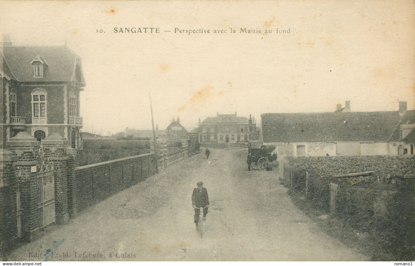 62)   SANGATTE  - Perspective Avec La Mairie Au Fond - Sangatte