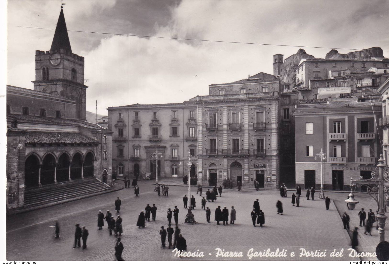 Cartolina Nicosia ( Enna ) Piazza Garibaldi E Portici Del Duomo - Enna