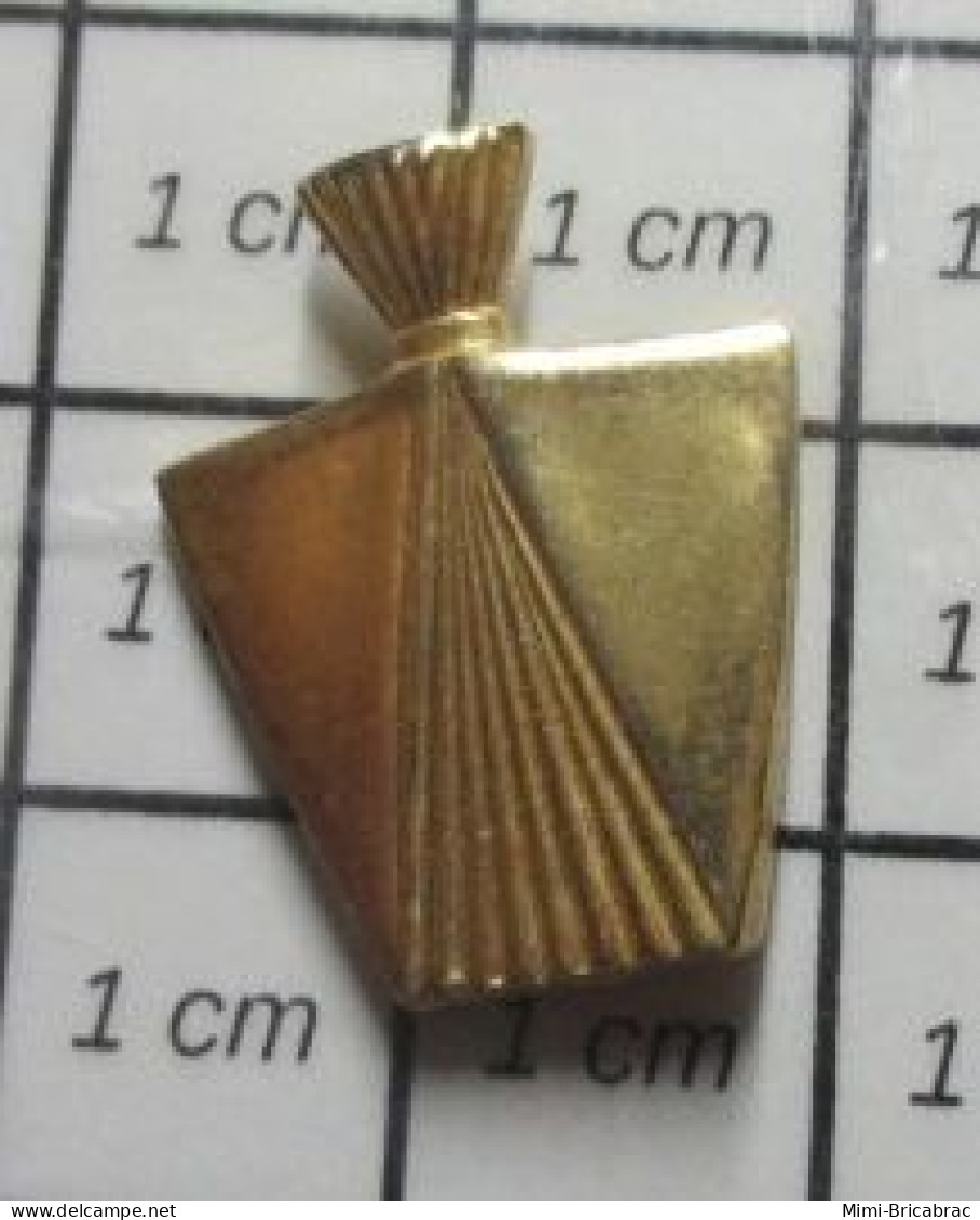 910B Pin's Pins / Beau Et Rare / PARFUMS / FLACON DE PARFUM SANS NOM METAL JAUNE - Parfums