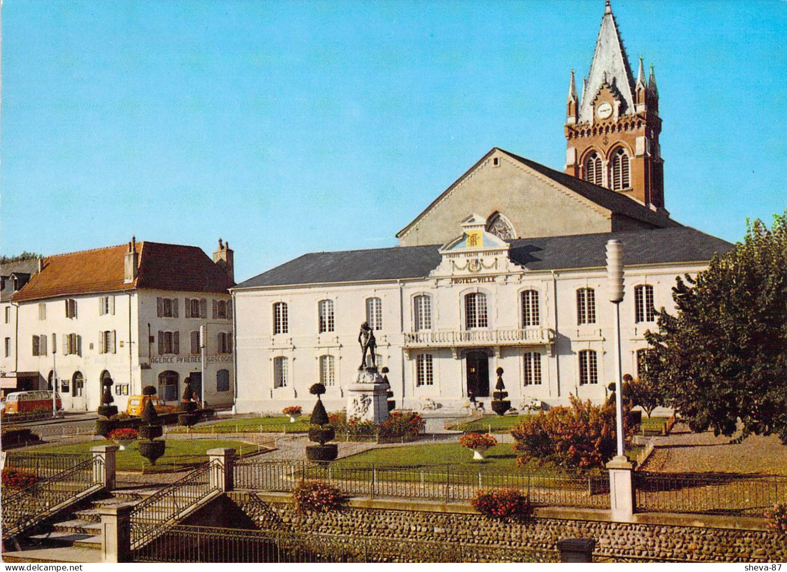 65 - Vic En Bigorre - L'Hôtel De Ville Et L'Eglise - Vic Sur Bigorre