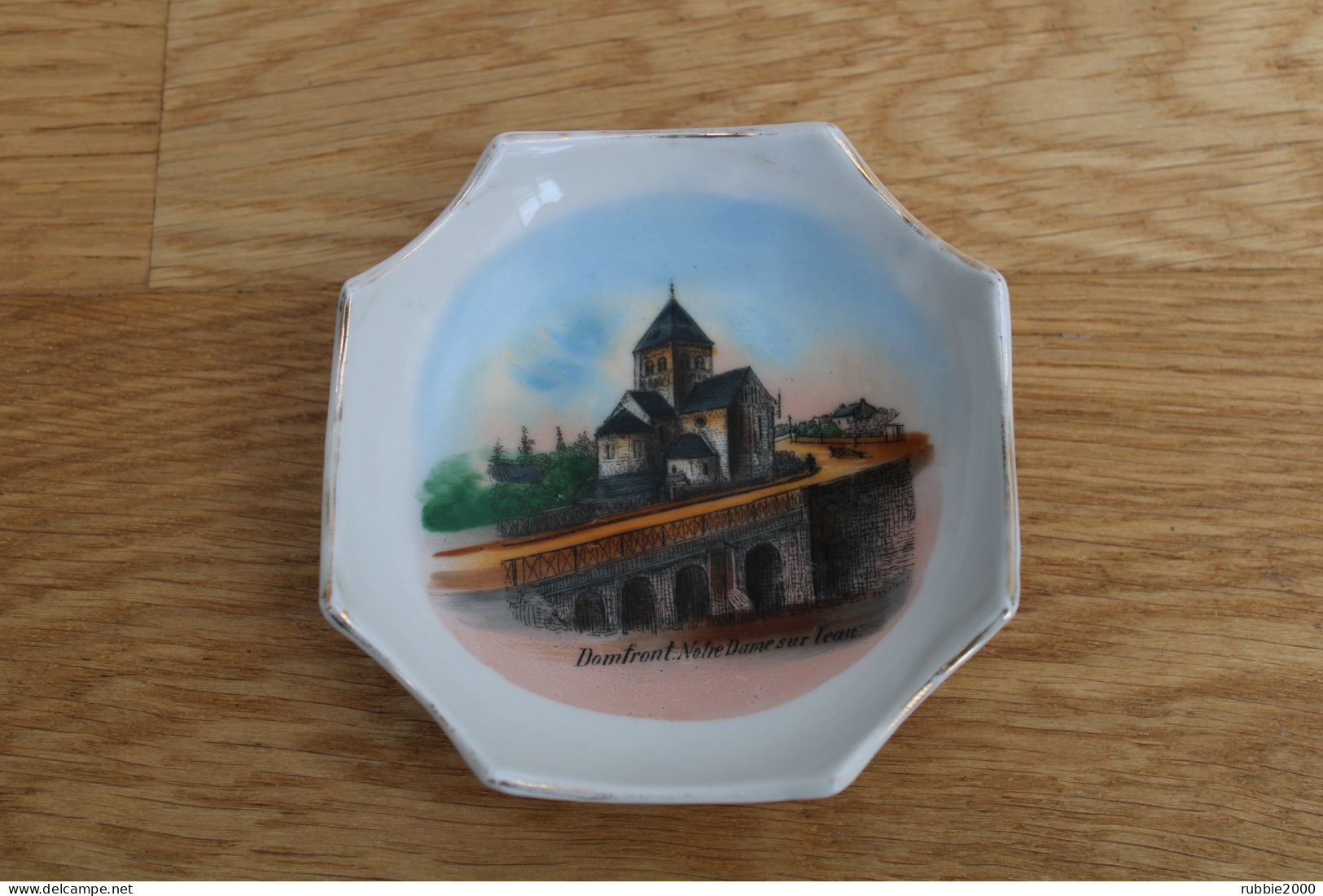 SOUVENIR DE DOMFRONT FIN XIX° EGLISE NOTRE DAME SUR L EAU VIDE POCHE EN FAIENCE FABRIQUE EN ALLEMAGNE PORCELAINE - Obj. 'Remember Of'