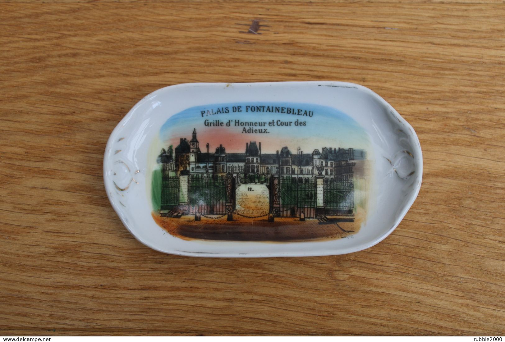 SOUVENIR DU PALAIS DE FONTAINEBLEAU FIN XIX° GRILLE D HONNEUR ET COUR DES ADIEUX VIDE POCHE FAIENCE PORCELAINE - Souvenirs