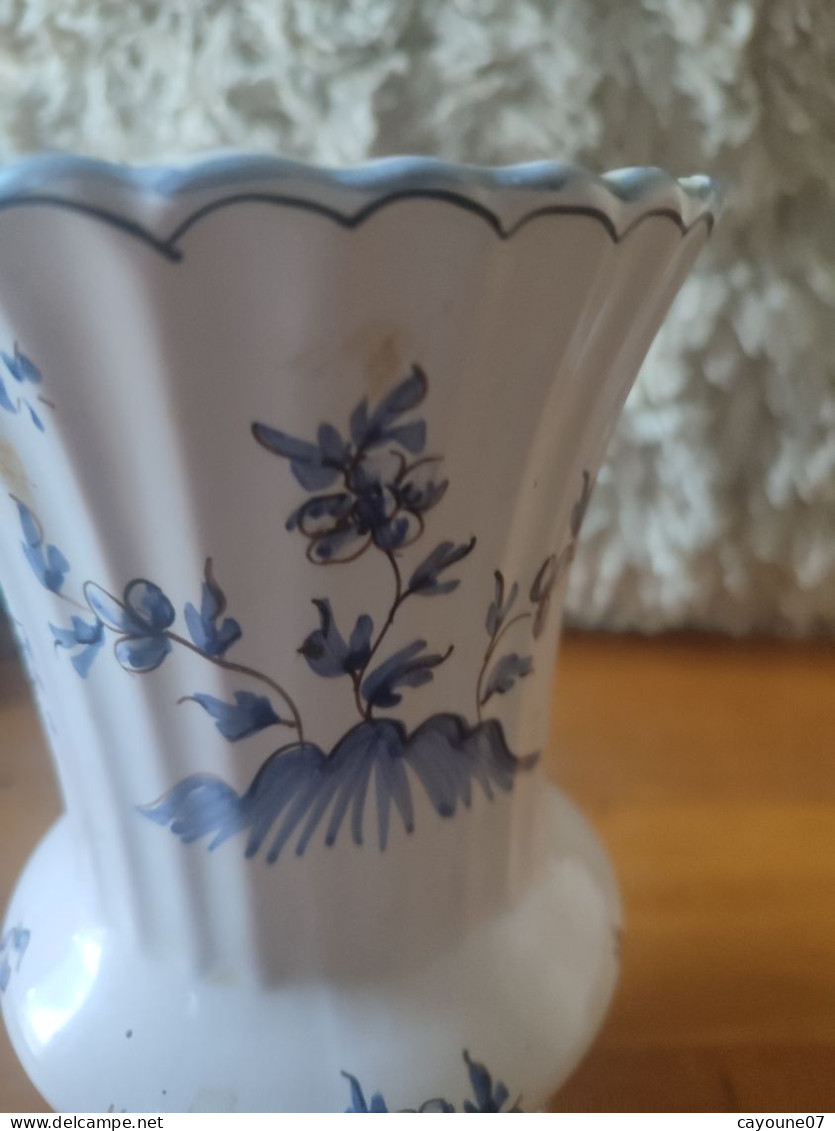 Moustiers vase en faïence décor d'oiseau grotesque filets et tiges fleuries