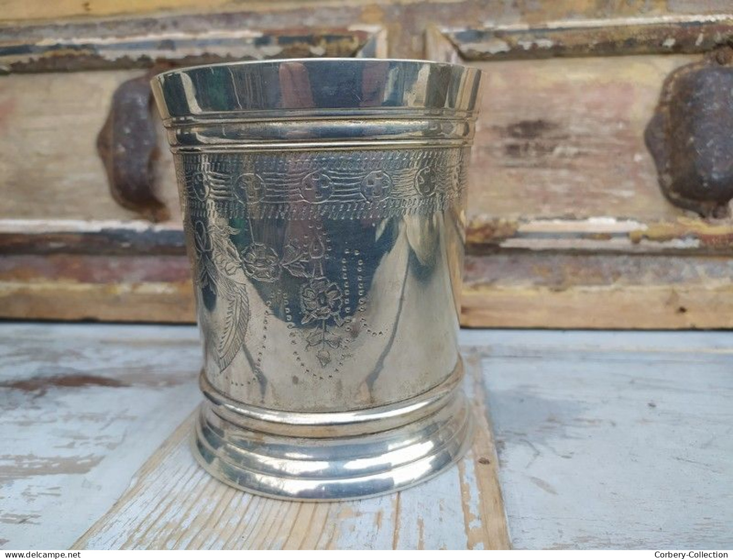 Ancien Vase Argent Ou Métal Ciselé Blason Style Anglais - Argenteria