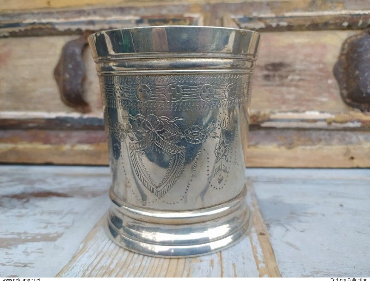 Ancien Vase Argent Ou Métal Ciselé Blason Style Anglais - Argenteria