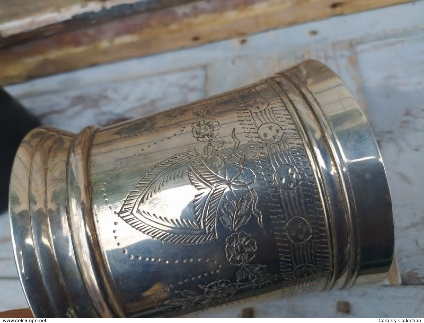 Ancien Vase Argent ou Métal Ciselé Blason Style Anglais