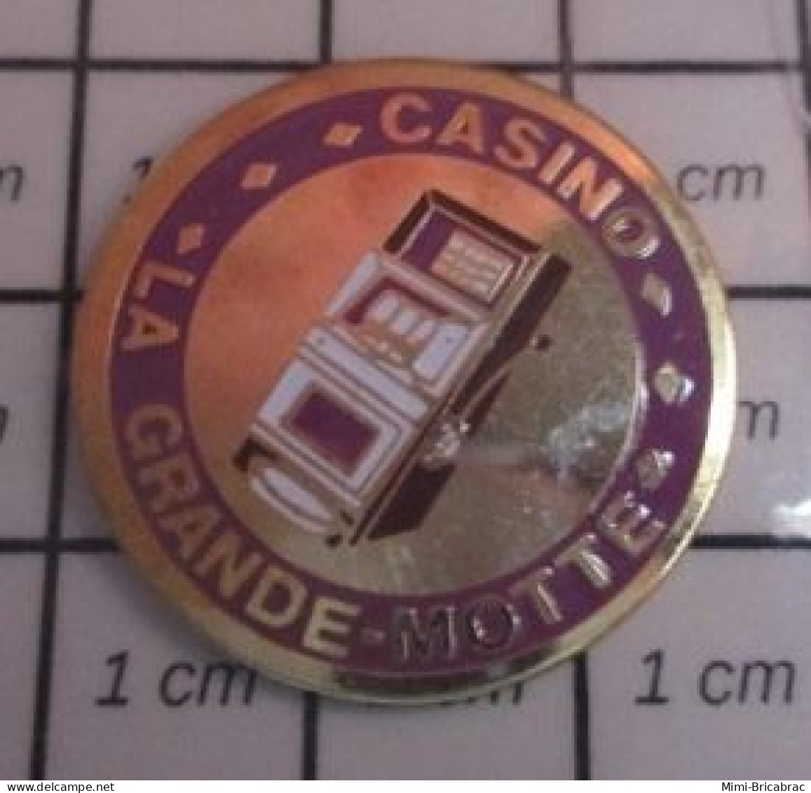 413B Pin's Pins / Beau Et Rare / JEUX / MACHINE A SOUS BANDIT MANCHOT CASINO DE LA GRANDE MOTTE - Jeux