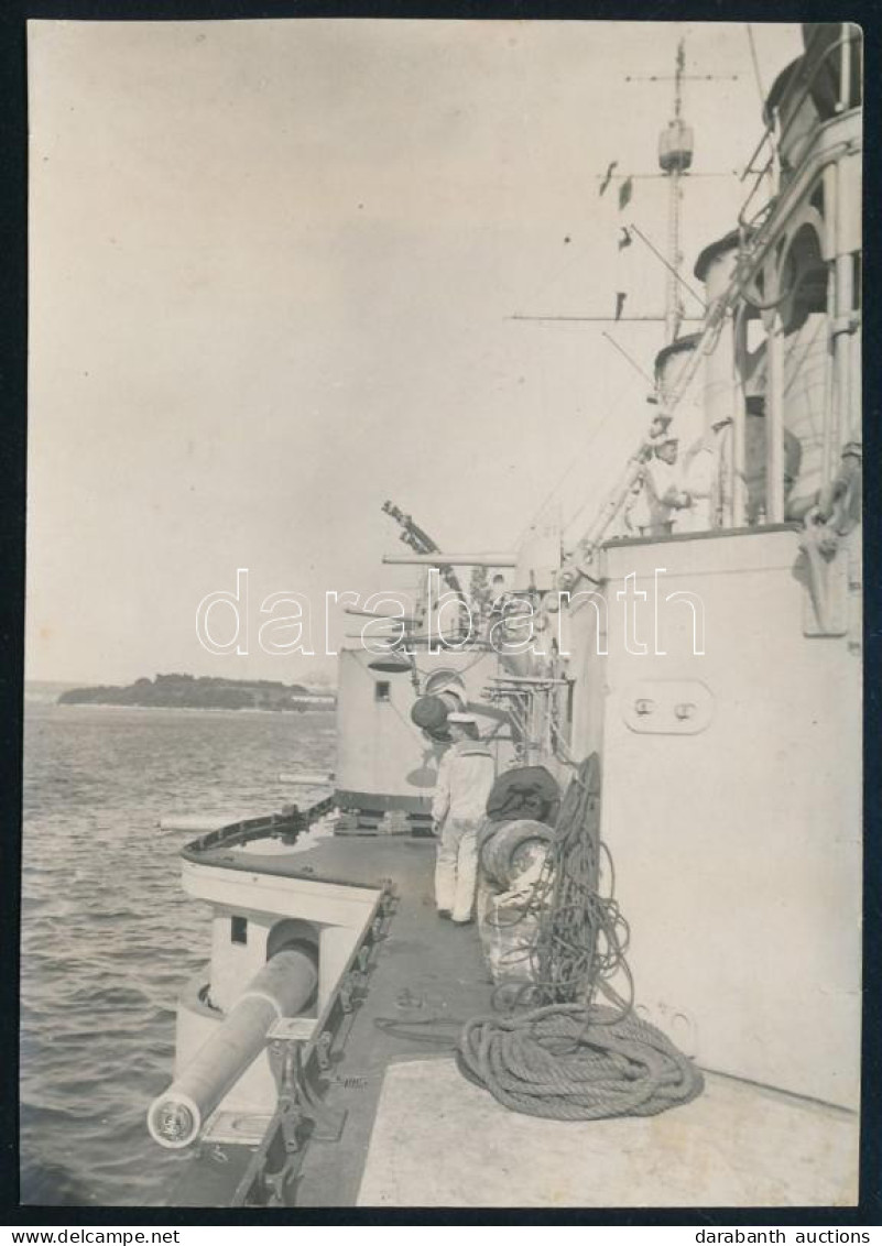 Ca 1915 S.M.S. Friedrich Osztrák-magyar Csatahajó Matróza A Fedélzeten A Hajó ágyúival. A Sailor Is Walking On The Main  - Altri & Non Classificati