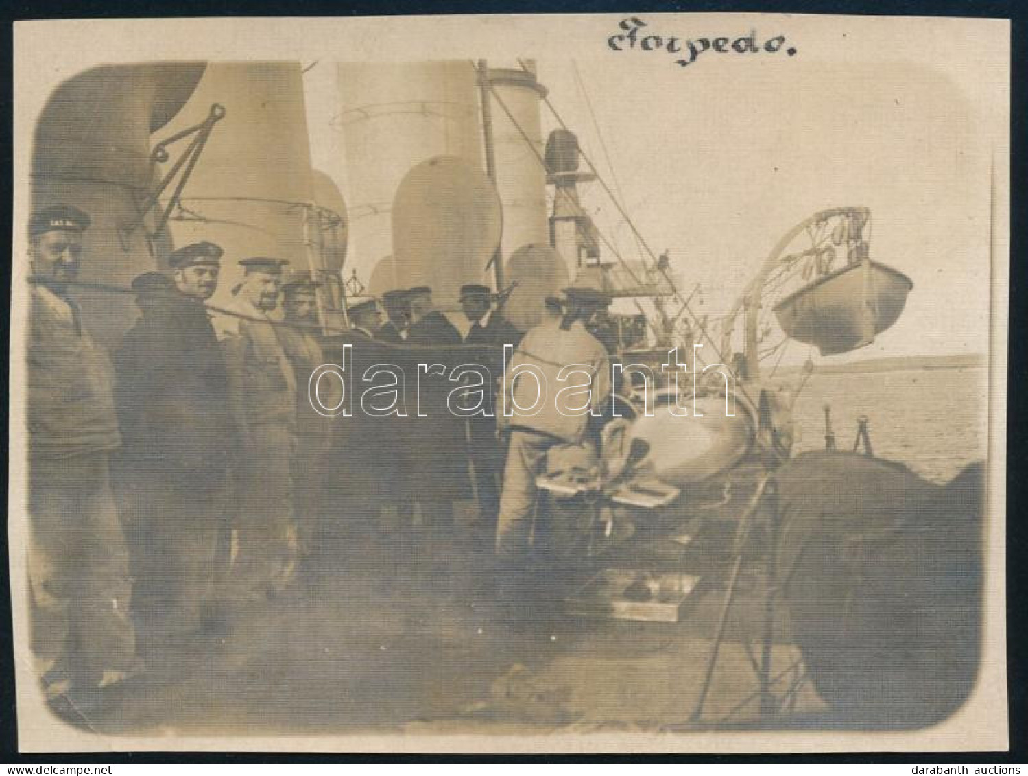 Cca 1905 Az S.M.S. Admiral Spaun Osztrák-magyar Gyorscirkáló Hadihajó Matrózainak Csoportképe Torpedóval / Officers And  - Autres & Non Classés