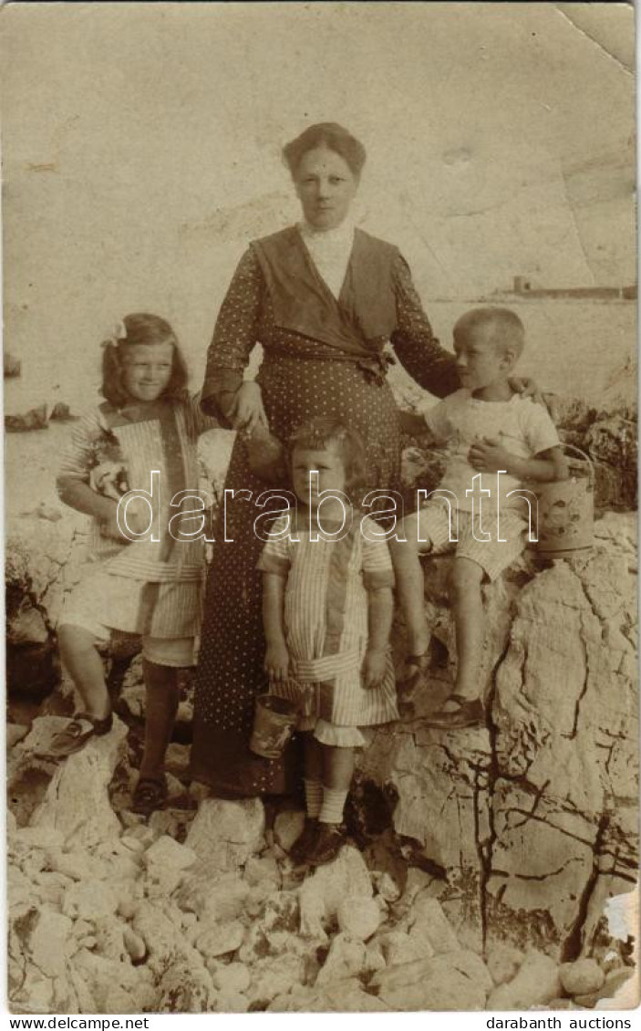 T3 1913 Novi Vinodolski, Családi Kép A Tengerparton / Family Photo On The Beach (EB) - Sin Clasificación
